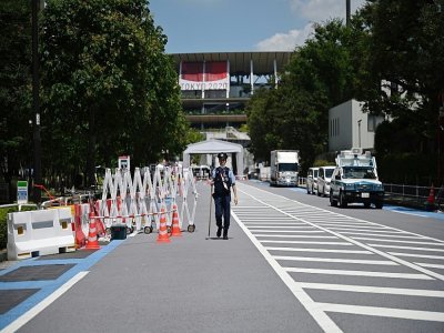 Un policier devant le stade olympique de Tokyo, le 19 juillet 2021 - Philip FONG [AFP]