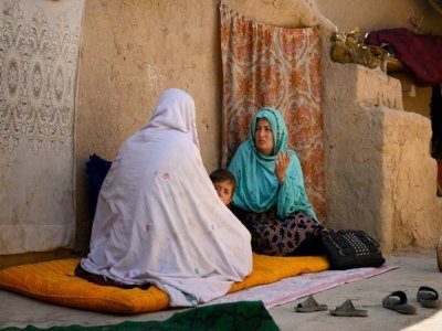 La sage-emme Najia parle avec une villageoise et son enfant lors de visites de maison en maison, dans le district de Dand, dans la province afghane de Kandahar, le 1er octobre 2020 - Elise BLANCHARD [AFP]