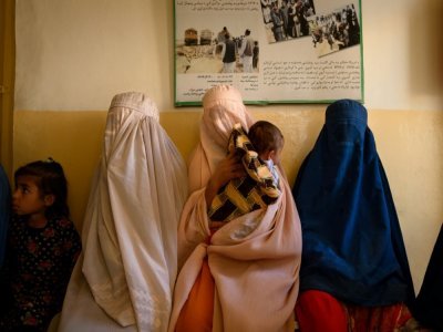 Des Afghanes attendent avec leurs enfants dans une maternité du district de Dand, dans la province de Kandahar, le 1er octobre 2020 - Elise BLANCHARD [AFP]