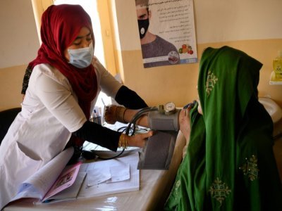 La sage-femme Husna (g) reçoit en consultation une patiente dans une maternité du district de Dand, dans la province de Kandahar, le 1er octobre 2020 en Afghanistan - Elise BLANCHARD [AFP]