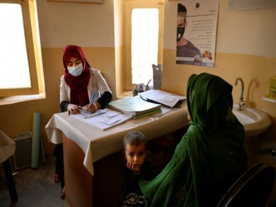 La sage-femme Husna (g) reçoit en consultation une patiente et son enfant dans une maternité du district de Dand, dans la province de Kandahar, le 1er octobre 2020 en Afghanistan - Elise BLANCHARD [AFP]