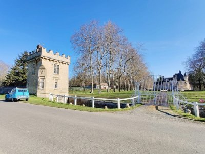 Une halte au Château de Lion-sur-mer lors de la virée en Dyane.