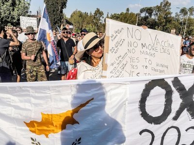 Manifestation devant le palais présidentiel contre les nouvelles mesures de restrictions sanitaires, le 18 juillet 2021 à Nicosie - Iakovos Hatzistavrou [AFP]