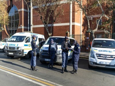 Des policiers devant le tribunal où le procès de l'ancien président sud-africain Jacob Zuma a repris, le 19 juillet 2021 à Pietermaritzburg - GUILLEM SARTORIO [AFP]