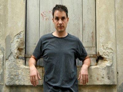Le comédien Marc Arnaud, auteur de "La Métamorphose des cigognes", au Festival d'Avignon, le 10 juillet 2021 - Nicolas TUCAT [AFP]