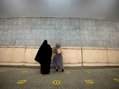 Des fidèles musulmans jettent des cailloux dans le cadre d'un rituel symbolique de lapidation de Satan, pendant le grand pèlerinage à Mina, près de la ville sainte de la Mecque en Arabie saoudite, le 20 juillet 2021 - Fayez Nureldine [AFP]