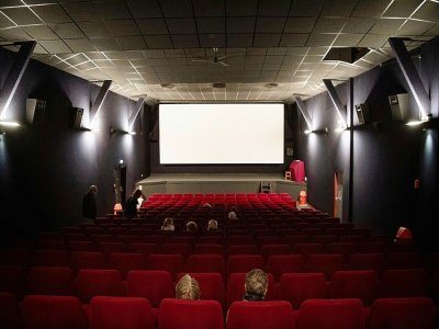 Des spectateurs au cinéma Le Palais de Belle-Ile-en-Mer, le 19 mai 2021 - LOIC VENANCE [AFP/Archives]