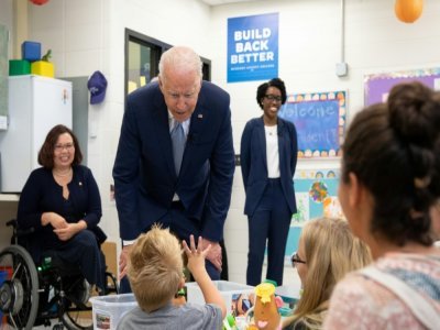 Le président américain Joe Biden avec un jeune enfant le 7 juillet à Crystal Lake (Illinois), où il est venu promouvoir ses projets économiques et sociaux - SAUL LOEB [AFP]