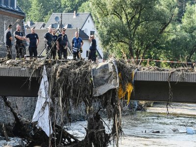 Des secouristes sur un pont endommagé à Kreuzberg, le 20 juillet 2021 - Christof STACHE [AFP]