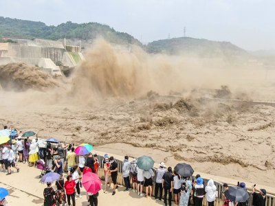 De l'eau s'échappe du barrage de Xiaolangdi à Luoyang dans la province du Henan dans le centre de la Chine, le 5 juillet 2021 - STR [AFP/Archives]
