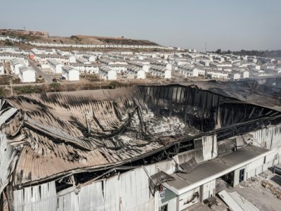Un entrepôt incendié dans le parc industriel d'Ushukela, à Durban, le 20 juillet 2021 - MARCO LONGARI [AFP]