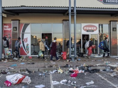 Pillage d'un supermarché à Vosloorus, le 14 juillet 2021 - MARCO LONGARI [AFP]