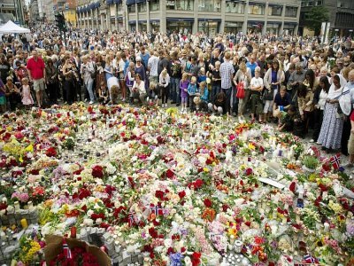 La foule se rassemble autour d'un tapis de fleurs à Oslo, le 24 juillet 2011, deux jours après le double attentat perpétré par le néo-nazi Anders Behring - ODD ANDERSEN [AFP]