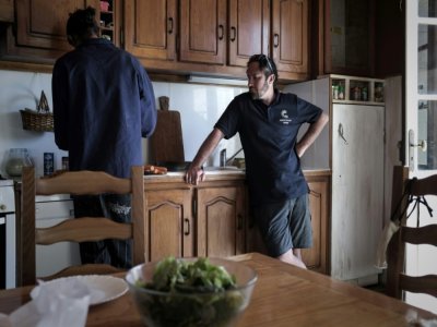 Les gardiens Thomas Dalisson (g) et Nicolas Quezel-Guerraz dans la cuisine du phare du Cordouan, le 10 juin 2021 au Verdon-sur-Mer, en Gironde - Philippe LOPEZ [AFP]