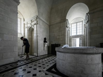 Le gardien Thomas Dalisson balaie le sol de la chapelle du phare du Cordouan, le 10 juin 2021 au Verdon-sur-Mer, en Gironde - Philippe LOPEZ [AFP]