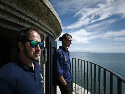 Les gardiens Thomas Dalisson (d) et Nicolas Quezel-Guerraz en haut du phare du Cordouan, le 10 juin 2021 à Verdon-sur-Mer - Philippe LOPEZ [AFP]