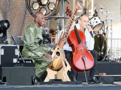 Ballaké Sissoko à la kora, Vincent Ségal au violoncelle, un duo franco-malien.