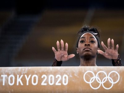 L'Américaine Simone Biles, s'apprête à monter sur la poutre lors d'un entraînement, le 22 juillet 2021 aux Jeux Olympiques à Tokyo, à la veille de la cérémonie d'ouverture - Loic VENANCE [AFP]