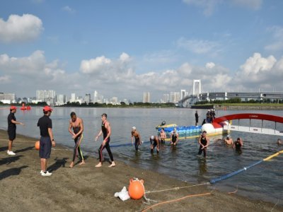Les athlètes sortent de la baie d'Odaiba, après avoir terminé l'épreuve-test des 5 km en eau libre, dernière répétition avant les Jeux de Tokyo, qui se dérouleront du 23 juillet au 8 août 2021, après avoir été reportés d'un an en raison de la pandémi - Kazuhiro NOGI [AFP/Archives]
