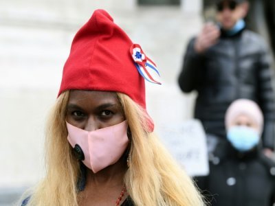 Une manifestante, lors d'un rassemblement contre le projet de loi de lutte contre le séparatisme, à Paris le 21 mars 2021 - Alain JOCARD [AFP]
