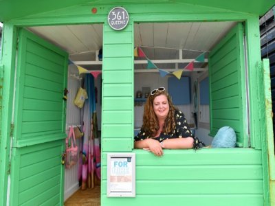 Sarah Stimson, à la tête d'une entreprise de location, dans sa cabine de plage, le 15 juillet 2021 à Walton-on-the-Naze - Justin TALLIS [AFP]