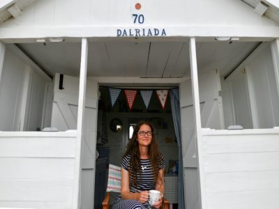Melanie Whitehead sous le porche de sa cabine de plage, le 15 juillet 2021 à Walton-on-the-Naze, dans l'est de l'Angleterre - Justin TALLIS [AFP]