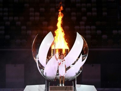 La joueuse de tennis japonaise Naomi Osaka, après avoir allumé la vasque olympique, le 23 juillet 2021 au Stade Olympique à Tokyo - Andrej ISAKOVIC [AFP]