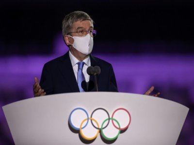Le président du Comité International Olympique, Thomas Bach, prononce un discours lors de la cérémonie d'ouverture des Jeux Olympiques, le 23 juillet 2021 au Stade Olympique à Tokyo - HANNAH MCKAY [POOL/AFP]