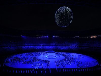 Des drones forment un globe terrestre au-dessus du Stade Olympique, lors de la cérémonie d'ouverture des Jeux, le 23 juillet 2021 à Tokyo - Jewel SAMAD [AFP]