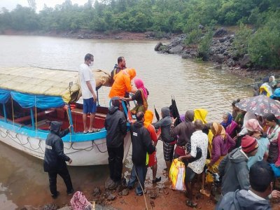 Les équipes de sauveteurs évacuent par bateau des villageois d'Ambewadi, dans le district de Kolhapur - - [NDRF/AFP]