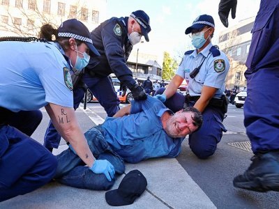 Plusieurs personnes ont été arrêtées lors d'un rassemblement contre le confinement à Sydney, le 24 juillet 2021 - Steven SAPHORE [AFP]