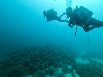 Des plongeurs visitent le musée sous-marin dans la mer Égée, au large de l'île grecque d'Alonissos, le 20 juillet 2021 - WILL VASSILOPOULOS [AFP]