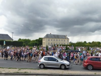 Manifestation dans les rues de Caen .