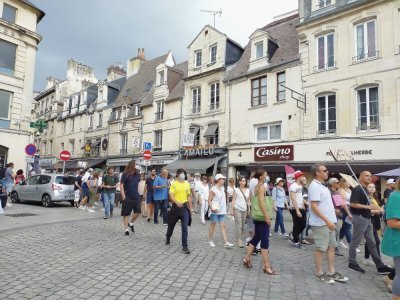 La manifestation est ensuite descendue vers le port de plaisance, en passant par la place Malherbe et la rue Saint-Pierre. - Mathieu Marie