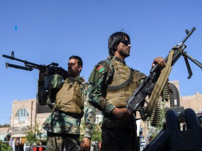 Les forces de sécurité afghanes en alerte devant une mosquée à Herat (ouest), le 20 juillet 2021 - Hoshang Hashimi [AFP]