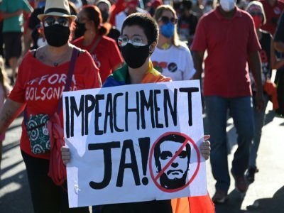 A Brasilia, de nombreux manifestants brandissaient des pancartes réclamant la  "destitution, maintenant!" lors de la mobilisation du 24 juillet 2021 - EVARISTO SA [AFP]