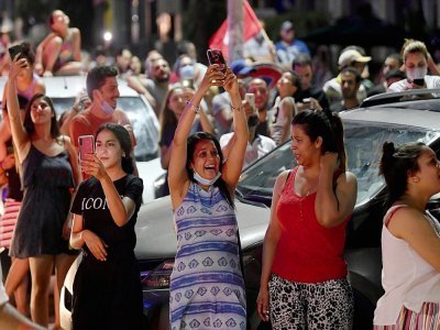 La foule célèbre dans la rue après la décision du président tunisien Kais Saied de geler les travaux du Parlement pour 30 jours et de s'octroyer le pouvoir exécutif, le 25 juillet 2021 à Tunis - FETHI BELAID [AFP]