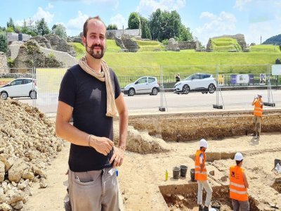 Jérôme Spiesser, chargé d'études en archéologie, indique qu'il est exceptionnel de découvrir un mur antique aussi haut (1,20 m).