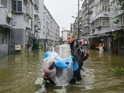 L'eau a envahi des artères de Ningbo, dans l'est de la Chine, au passage du typhon In-Fa, le 25 juillet 2021. - Hector RETAMAL [AFP]
