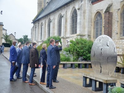 La minute de recueillement devant la stèle en hommage au père Jacques Hamel.
