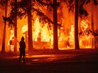 Un pompier près d'Indian Falls pendant le Dixie Fire, le 24 juillet 2021 - JOSH EDELSON [AFP]