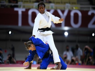 Clarisse Agbégnénou maîtrise la Slovène Tina Trstenjak en finale des -63 kg aux Jeux de Tokyo, le 27 juillet 2021 - Franck FIFE [AFP]