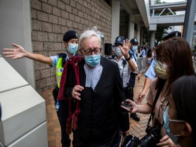 Clive Grossman (c), défenseur du militant pro-démocratie hong-kongais Tong Ying-kit, quitte la Haute Cour après la condamnation de son client, le 27 juillet 2021 à Hong Kong - ISAAC LAWRENCE [AFP]