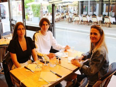 Elyse Gaillard, Louane Guellec et Deborah Brisard passent la journée à Deauville. La famille rennaise est partiellement vaccinée et craignait de ne pas pouvoir aller au restaurant.