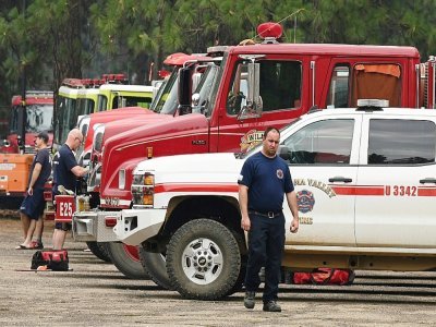 Des pompiers font de l'entretien sur leurs camions dans un campement à Quincy, en Californie, le 27 juillet 2021 - Robyn Beck [AFP]