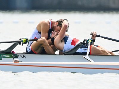 Les Français Hugo Boucheron et Matthieu Androdias après leur titre en aviron aux Jeux olympiques de Tokyo, le 28 juillet 2021 - Charly TRIBALLEAU [AFP]