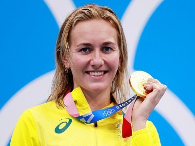 L'Australienne Ariarne Titmus sur la plus haute marche du podium du 200 m libre à Tokyo, le 28 juillet 2021 - Odd ANDERSEN [AFP]