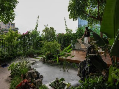 Sur la terrasse d'un immeuble végétalisé du "Jardin forestier de Qiyi" à Chengdu, dans le sud-ouest de la Chine, le 12 juillet 2021 - STR [AFP]