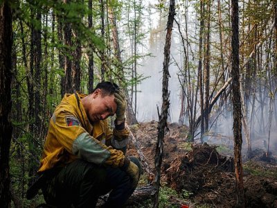 Un employé du Service aérien de protection des forêts se repose lors d'une mission de lutte contre un feu de forêt le 26 juillet 2021 - Dimitar DILKOFF [AFP]