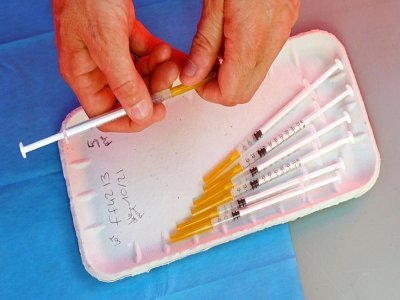 Un pompier prépare des doses du vaccin Pfizer/BioNtech contre le Covid-19 le 29 juillet 2021 à Montpellier - Pascal GUYOT [AFP]